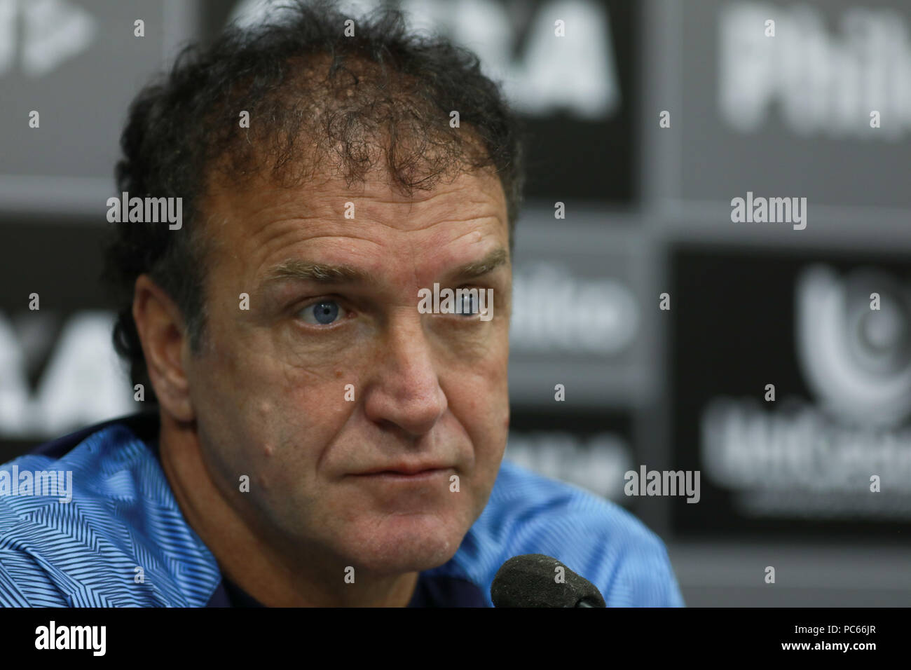 Santos, Brasilien. Juli 31, 2018. Santos Präsident José Carlos Peres präsentiert Cuca wie Santos&#39;s Trainer ach während einer Pressekonferenz vor Santos FC&#39;s trng ang am CTg Pelé am Dienstag (31.). Te. Mannschaft bereitet sich für das Spiel gegen thuzeiro gültig für die 2018 Br 8 Brasilien Cup. Credit: Ricardo Moreira/FotoArena/Alamy leben Nachrichten Stockfoto