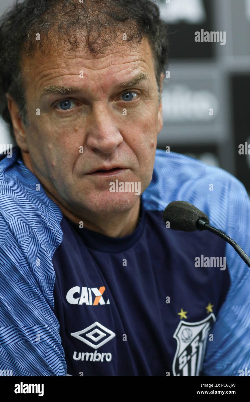 Santos, Brasilien. Juli 31, 2018. Santos Präsident José Carlos Peres präsentiert Cuca wie Santos&#39;s Trainer ach während einer Pressekonferenz vor Santos FC&#39;s trng ang am CTg Pelé am Dienstag (31.). Te. Mannschaft bereitet sich für das Spiel gegen thuzeiro gültig für die 2018 Br 8 Brasilien Cup. Credit: Ricardo Moreira/FotoArena/Alamy leben Nachrichten Stockfoto