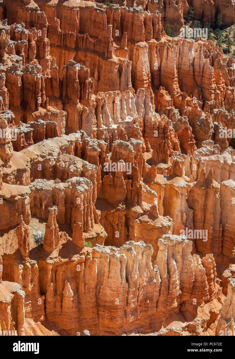 Utah, USA. 2. Juni 2018. Crimson farbige Hoodoos''""" spire geformten Felsen''" aus der Inspiration Point gesehen im Bryce Canyon National Park blicken, im südlichen Utah. Der Park ist ein beliebtes Reiseziel beliebt bei Touristen und Urlauber. Credit: Arnold Drapkin/ZUMA Draht/Alamy leben Nachrichten Stockfoto