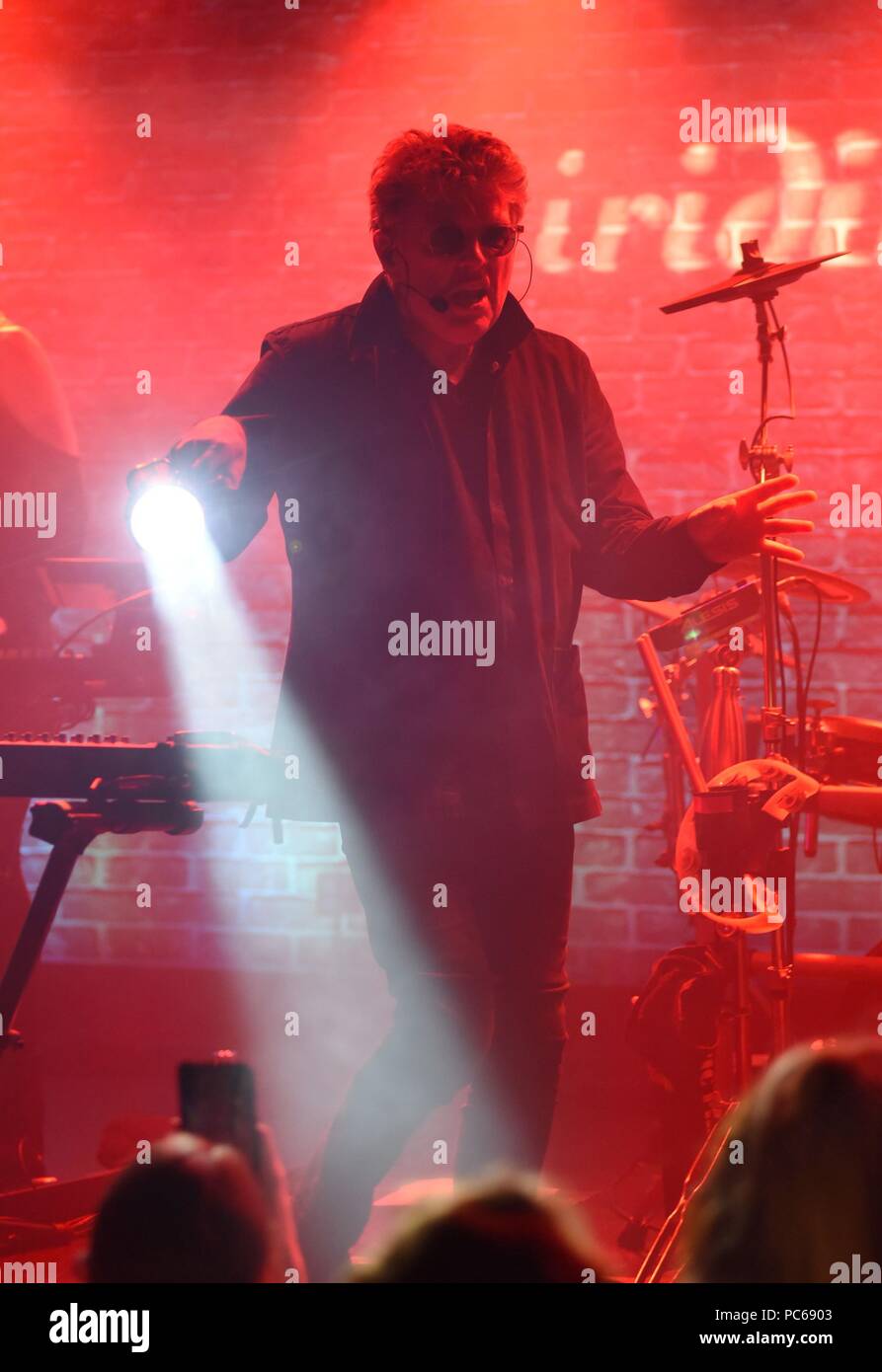 New York, NY, USA. Juli 31, 2018. Tom Bailey in Anwesenheit für die Thompson Twins' Tom Bailey in Concert, Iridium, New York, NY, 31. Juli 2018. Credit: Derek Sturm/Everett Collection/Alamy leben Nachrichten Stockfoto