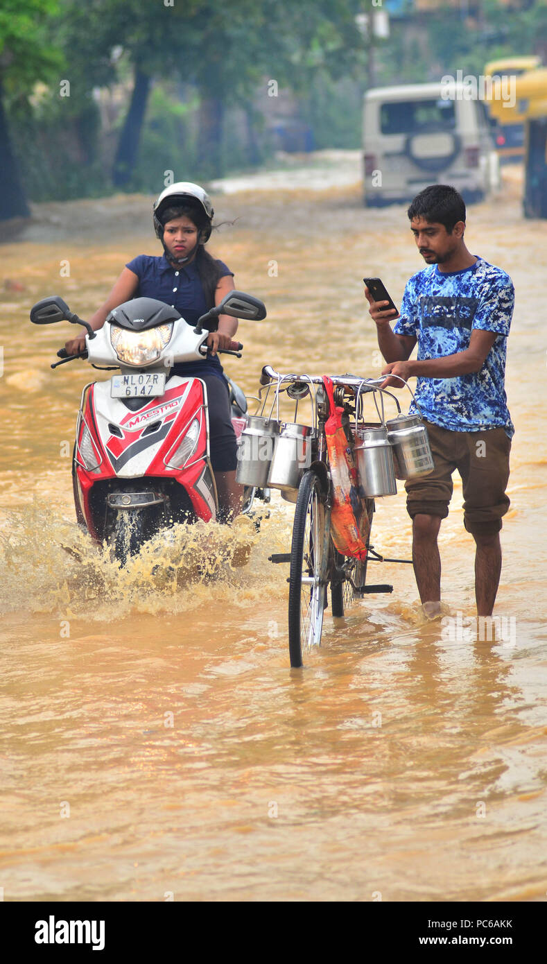 Dimapur, Indien. 01.08.2018: Leute watet durch Hochwasser nach einem heftigen Monsun-regen in Indien Dimapur, nordöstlichen Bundesstaat Nagaland. Unaufhörlichen Regen im Zustand verursachen massive Überschwemmungen und Erdrutsche Schneiden der National Highway die mit Manipur anschließen. Mindestens 5 Menschen wurden in einer Flut verknüpften Incident im östlichen Indischen Bundesstaat Nagaland getötet. Credit: Caisii Mao/Alamy leben Nachrichten Stockfoto