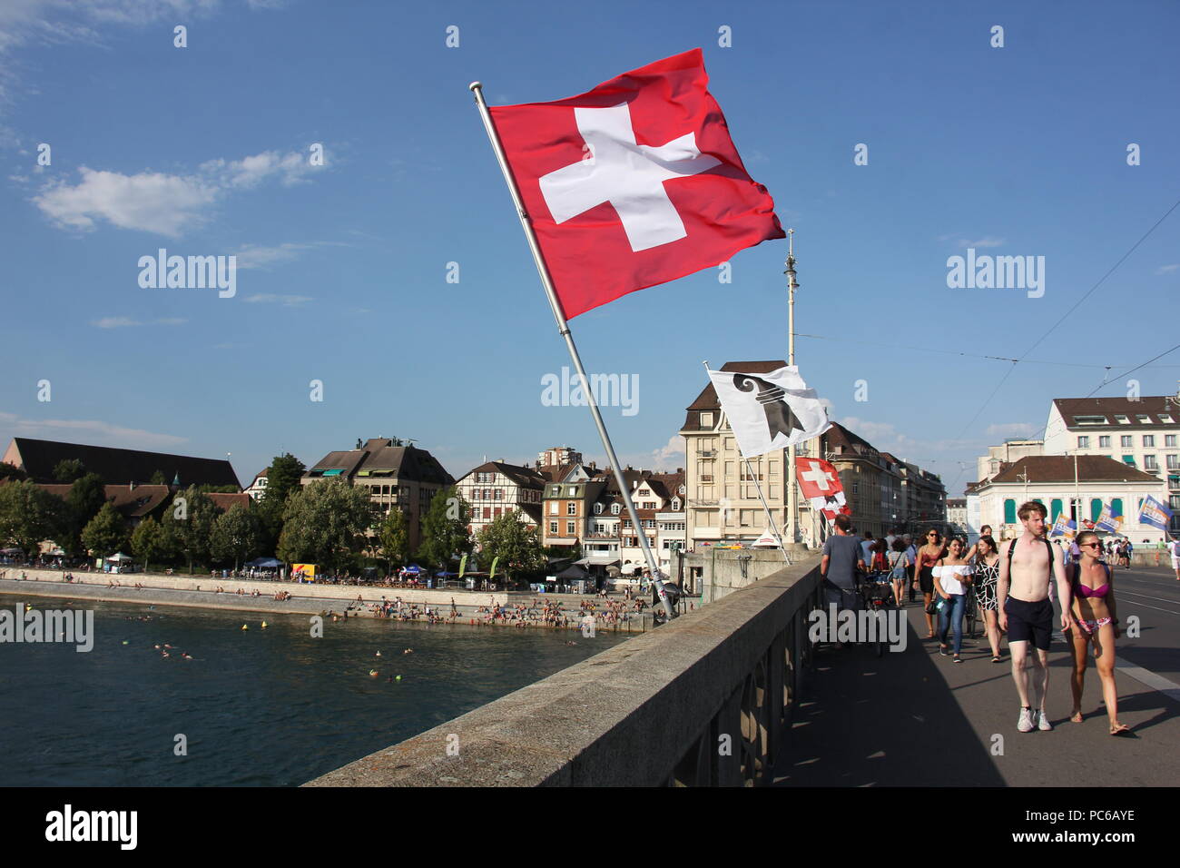 Basel Schweiz 31 Juli 2018 Menschen Schwimmen Im Rhein In Basel Schweiz Fertig Zum Schweizer Nationalfeiertag Credit Gari Wyn Williams Alamy Leben Nachrichten Feiern Stockfotografie Alamy
