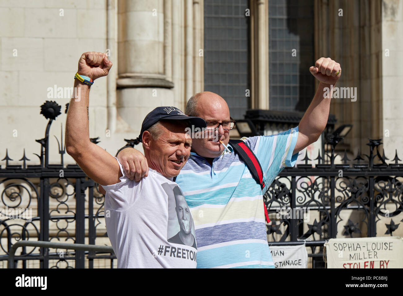 London, Großbritannien - 1 August 2018: Anhänger von Tommy Robinson Feiern außerhalb der Royal Courts of Justice auf dem Hören der Nachrichten über seine erfolgreiche Berufungsverfahren. Credit: Kevin Frost-/Alamy leben Nachrichten Stockfoto