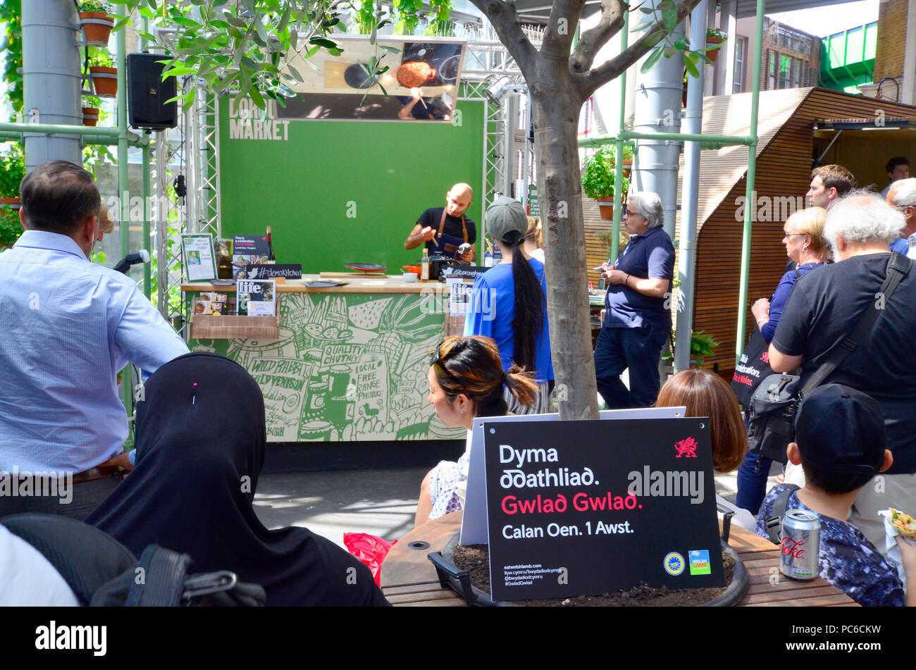 01.08.2018, London UK. Borough Market feiert den Start der "Welsh Lamb Saison als Erster der Saison der geschützten geografischen Angabe (g.g.A.) Welsh Feder Lamm auf Verkauf geht. Imran Nathoo, Masterchef 2017 quarterfinalist und Essen blogger, Köche in der Showküche in der Markthalle Credit: PjrFoto/Alamy Live News Credit: PjrFoto/Alamy leben Nachrichten Stockfoto