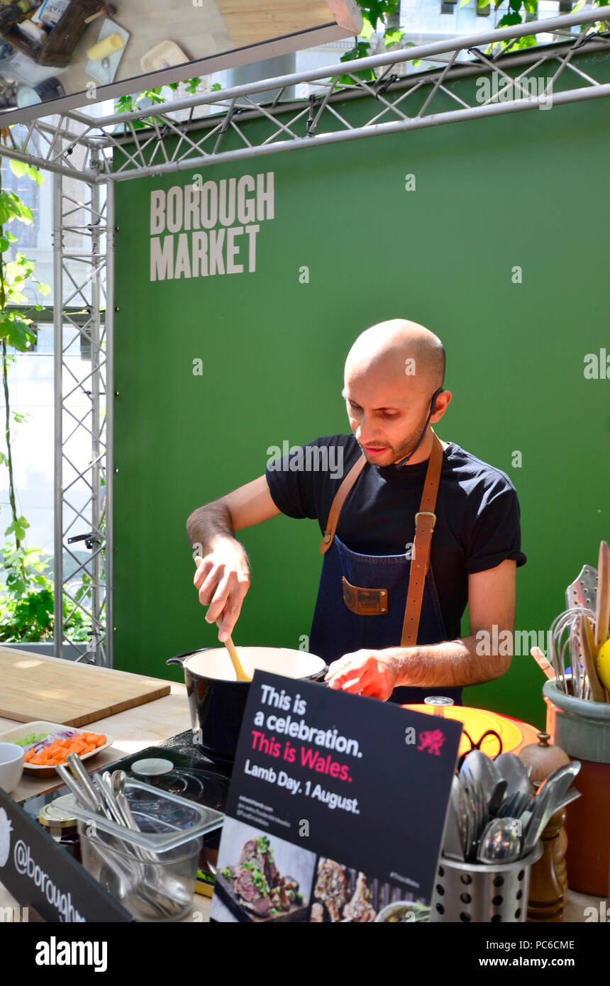01.08.2018, London UK. Borough Market feiert den Start der "Welsh Lamb Saison als Erster der Saison der geschützten geografischen Angabe (g.g.A.) Welsh Feder Lamm auf Verkauf geht. Imran Nathoo, Masterchef 2017 quarterfinalist und Essen blogger, Köche in der Showküche in der Markthalle Credit: PjrFoto/Alamy Live News Credit: PjrFoto/Alamy leben Nachrichten Stockfoto