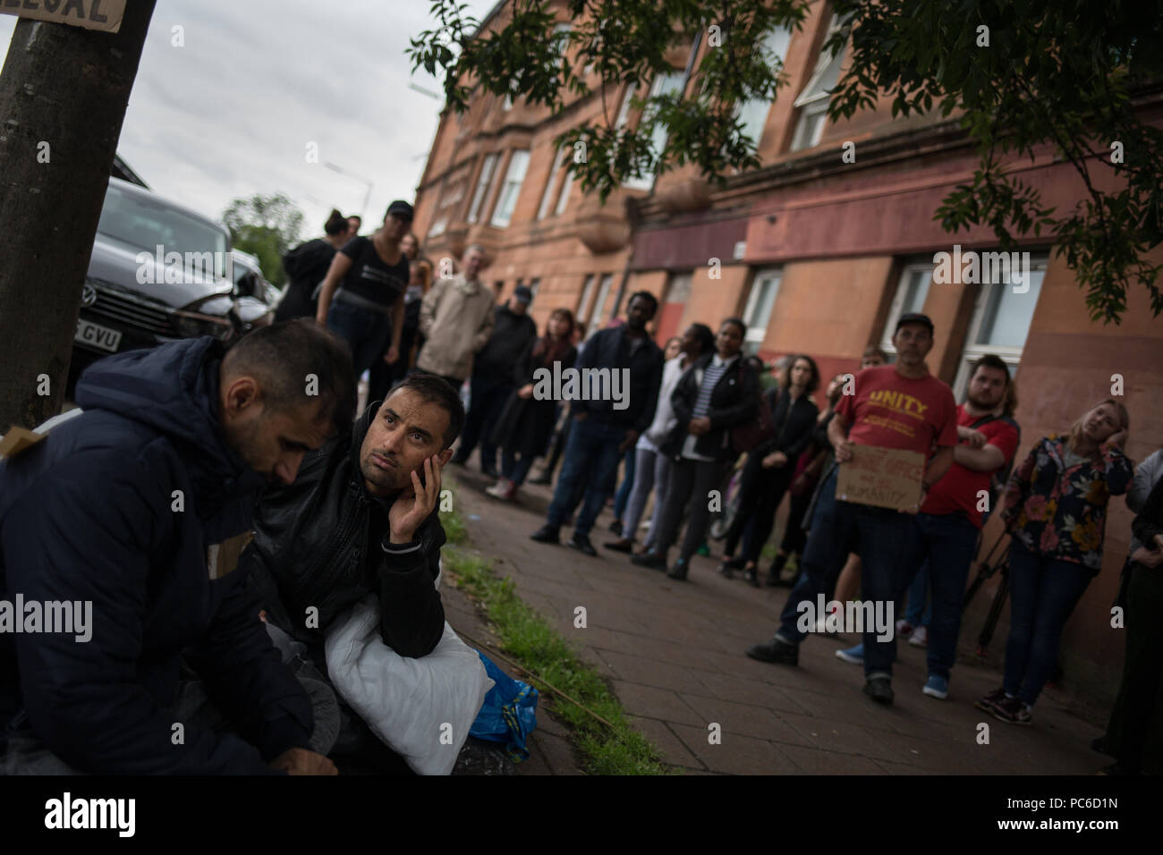 Glasgow, Schottland, am 1. August 2018. Kundgebung zur Unterstützung der Flüchtlinge Vertreibung konfrontiert, die von privaten Wohnungsunternehmen SERCO. SERCO verkündete diese Woche, dass sie anfangen würde zu vertreiben Asylbewerber, deren Antrag auf Flüchtlingsstatus abgelehnt haben. Bis zu 300 Flüchtlinge stehen vor drohenden Räumung, einschließlich der afghanischen Flüchtlinge Rahman Shah und Mirwais Ahmadzai (beide im Bild, unten links), die sich im Hungerstreik außerhalb eines Home Office Gebäude in Glasgow gegangen sind. Bild: Jeremy Sutton-Hibbert / alamy Nachrichten Stockfoto