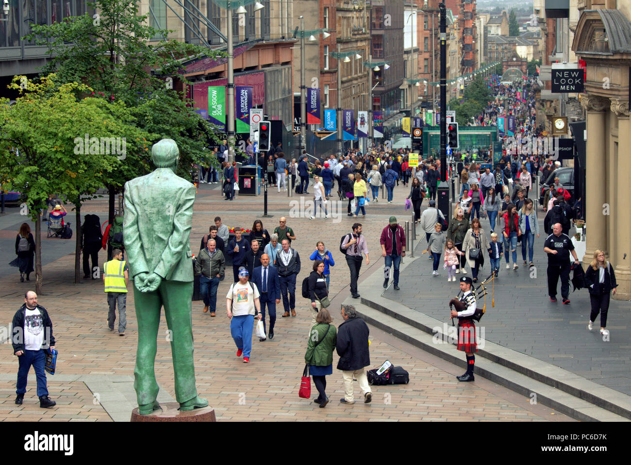 Glasgow, Schottland, Großbritannien 1. August. Die Europäischen Meisterschaften beginnen in der Stadt und Berlin gleichzeitig als Stadt Banner für den sportlichen Feier im Stadtzentrum als Einheimische und Touristen in der Stadt Buchanan Street Style Meile von Schottland.. Gerard Fähre / alamy Nachrichten Stockfoto