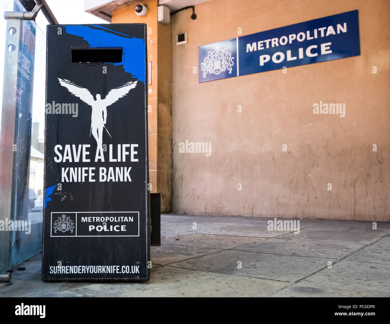 London, Großbritannien. 1. August, 2018. Messer Bank außerhalb Brixton Polizeistation. Credit: Guy Corbishley/Alamy leben Nachrichten Stockfoto