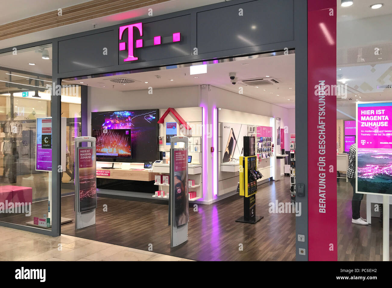 Telekom Shop, Schild, Logo an aftert, Lichter, Telekom, T-Com, T-Punkt, Store, Store, Schaufenster | Verwendung weltweit Stockfoto
