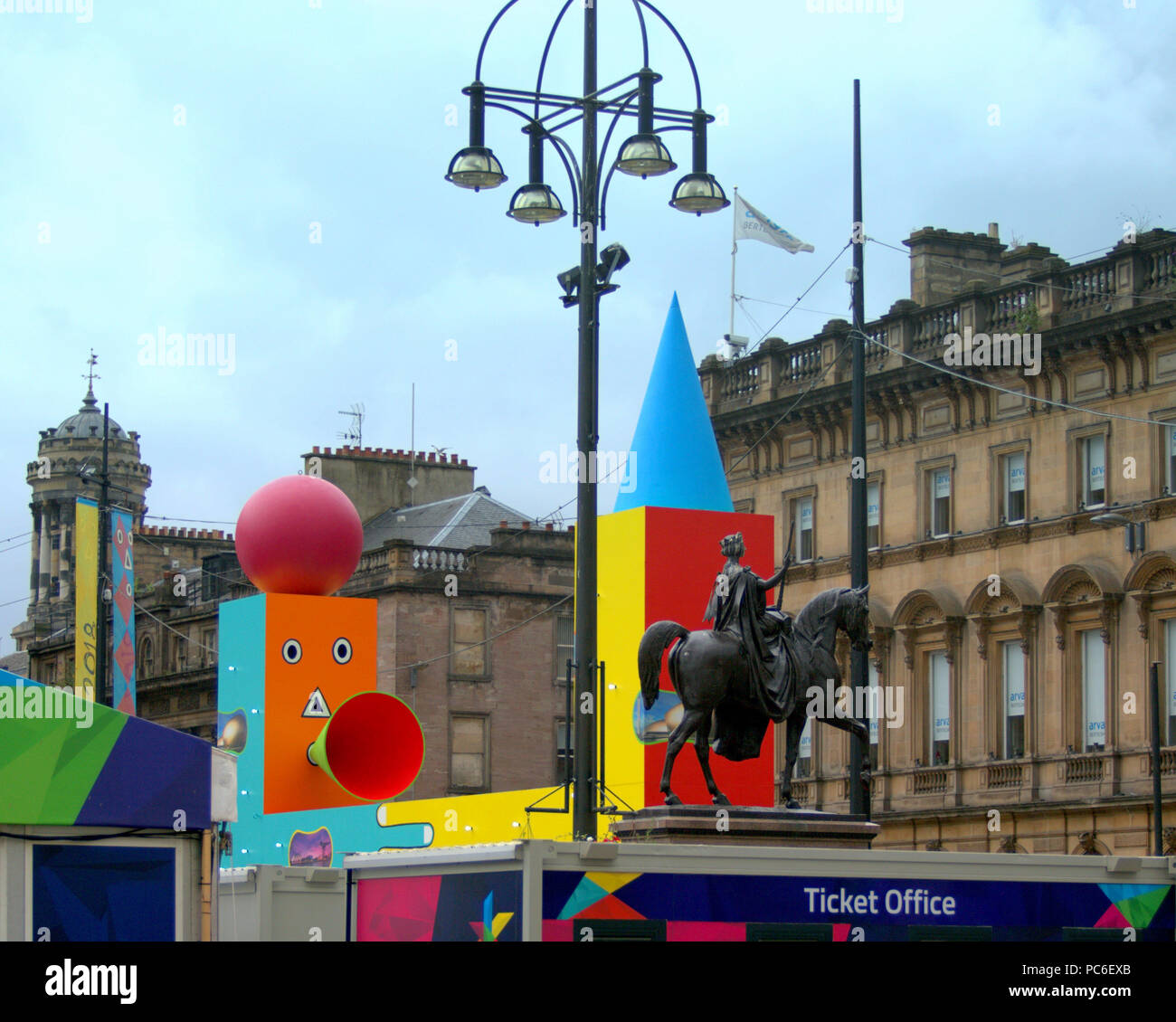 Glasgow, Schottland, Großbritannien 1. August. Die Europäischen Meisterschaften beginnen in der Stadt und Berlin gleichzeitig als Stadt Banner für den sportlichen Feier im Stadtzentrum als Einheimische und Touristen strömen, Buchanan Street der Stadt den Stil Meile von Schottland.. Gerard Fähre / alamy Nachrichten Stockfoto