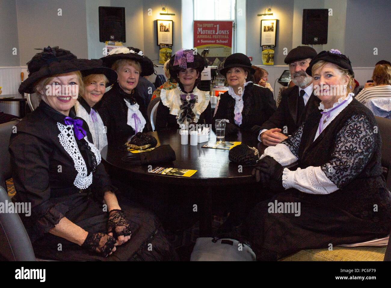 Die Stadt Cork, Irland. 1. August 2018. DC 1-8-18, Eröffnung der 7. jährlichen Geist von Mother Jones Festival, Cork City. (Im Bild rechts) Irene O Driscoll, Sheila fördern, Breda Mc Carthy, Elizabeth Forrest, Rose Cassidy, Barry Cassidy, Monna Kennedy von Cobh Animation Team an der 7. jährlichen Geist von Mother Jones Festival Links. Credit: Damian Coleman/Alamy leben Nachrichten Stockfoto