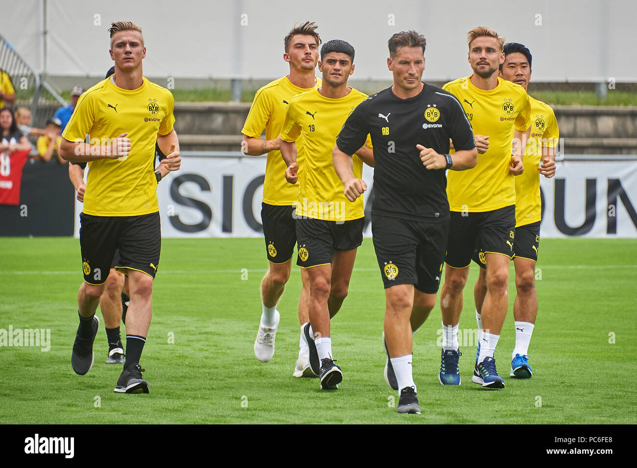 Bad Ragaz, Schweiz. 1. August 2018. Fans erwarten die Spieler für eine  Trainingseinheit der ersten Borussia Dortmund das Team am Sportplatz Ri-Au  in Bad Ragaz. Die borussen Aufenthalt in Bad Ragaz für