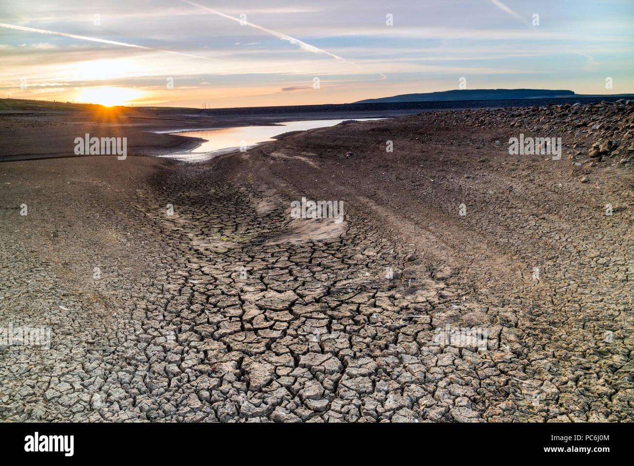 Niedrige Wasserstände und Sonne ausgetrocknete und Risse im Boden, Selset Reservoir, Sommer 2018, Teesdale, County Durham, UK. Stockfoto