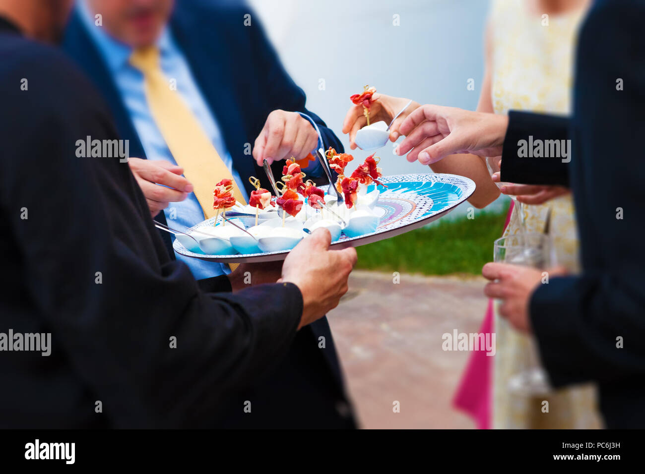 Nahrungsmittel und Gastronomie. Hochzeit Feier und Bankett. Hochzeit Gäste essen Vorspeise Stockfoto