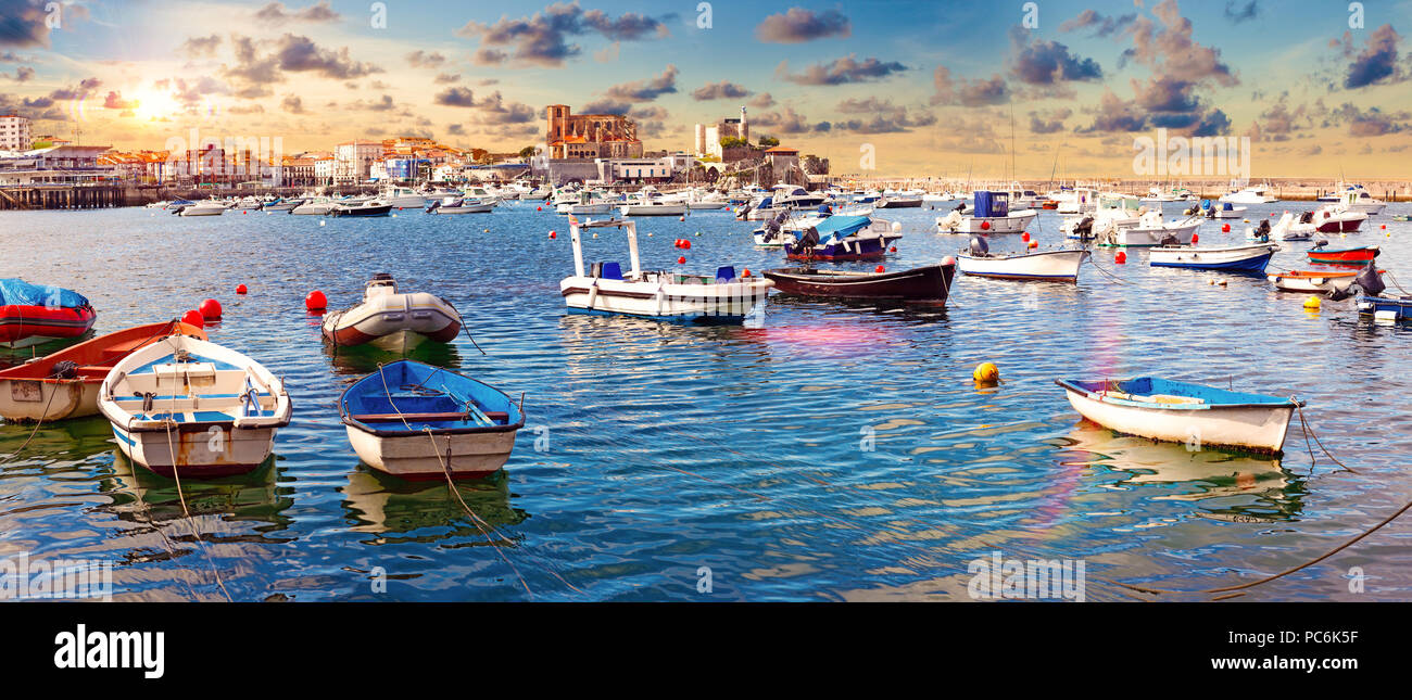 Fischerdorf und Bootsdock. Malerische Seenlandschaft. Tourismus in Spanien. Den Orten an der Küste von Spanien. Castro Urdiales. Kantabrien. Stockfoto