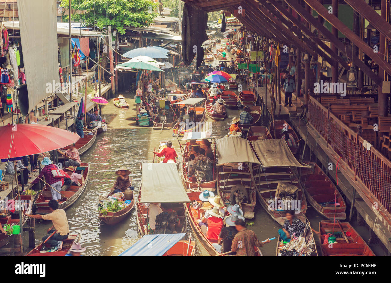 Schwimmender Markt in Thailand Bangkok. Essen und Kultur in Asien. Reisen und Tourismus Stockfoto