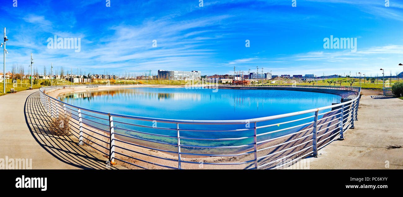 Stadtbild. Architektur und Nachhaltigkeit. See im Park. Moderne Konstruktion der Urbanisierung. Stockfoto