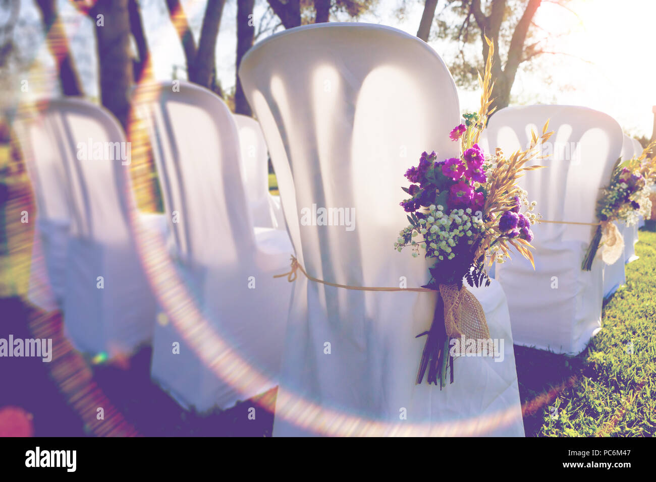 Blumen und Stühlen. Romantische und luxuriöse Feier. Hochzeit im Freien Dekoration Stockfoto