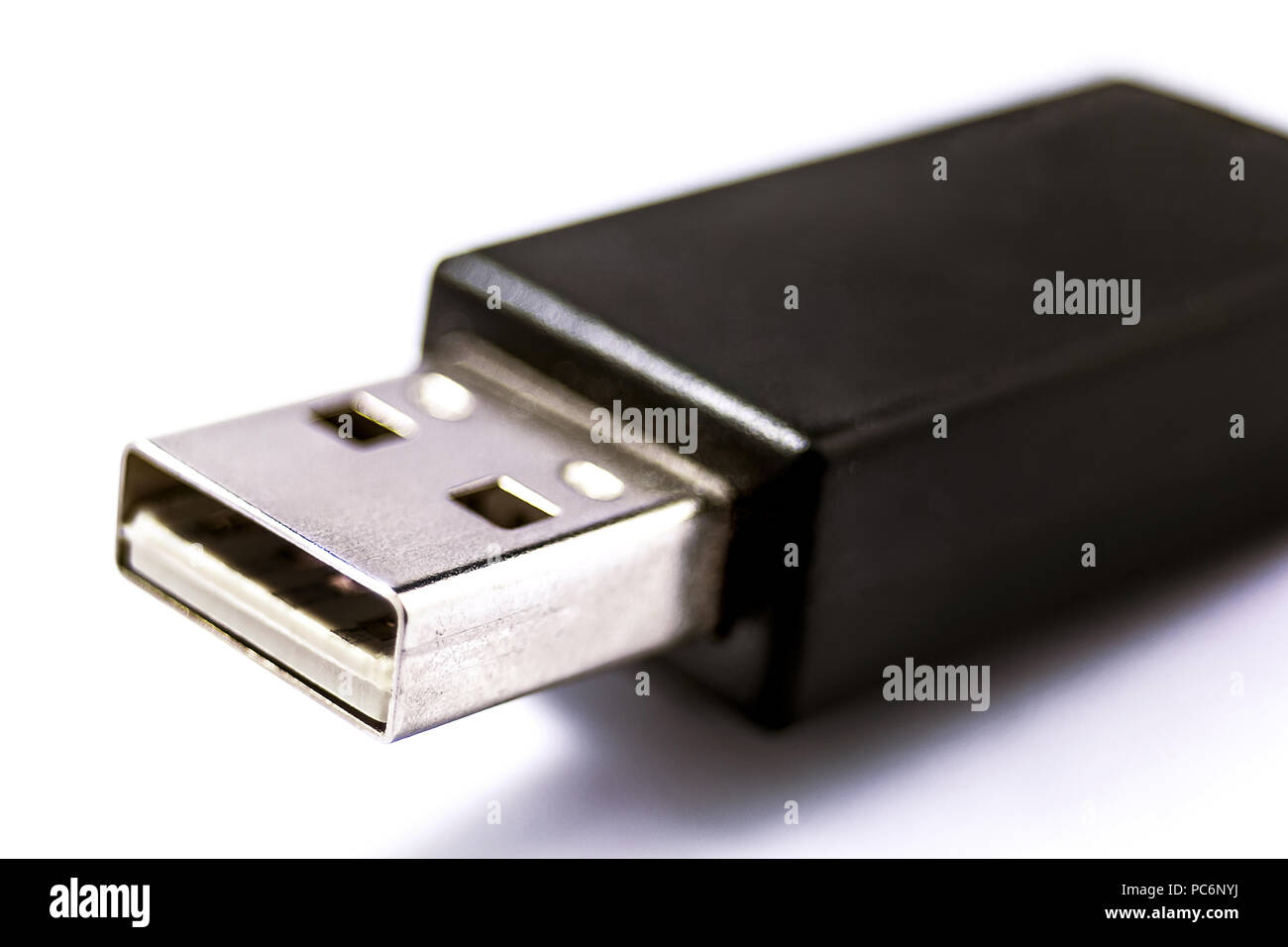 Schwarz, USB Memory Stick auf weißem Hintergrund, Teil aus Makro Nahaufnahme Stockfoto