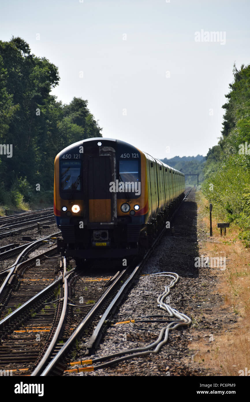 South Western Klasse 450 Desiro WWU verlangsamt in Brookwood Surrey Stockfoto