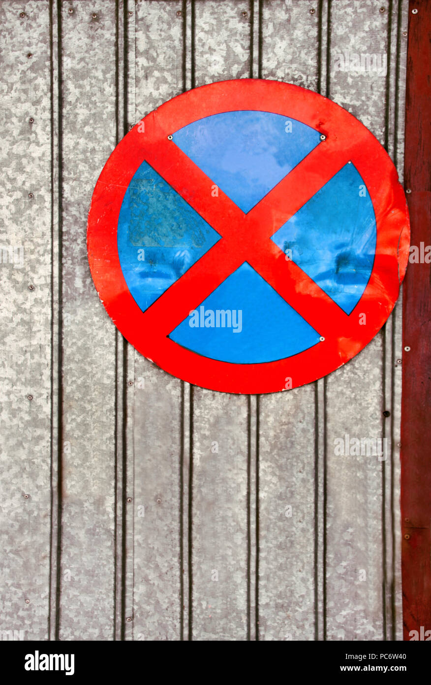 Kein Parkplatz Verkehrsschild über altes Eisen Hintergrund Stockfoto