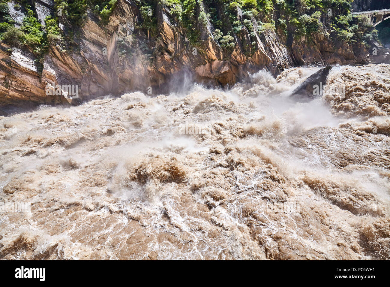 Turbulente schlammigen mountain river, Tiger Leaping Gorge, China. Stockfoto