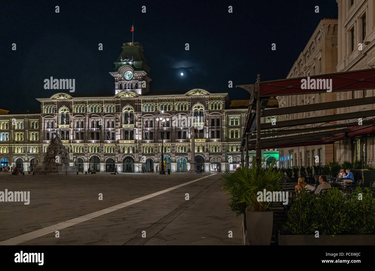 Triest, Italien, vom 31. Juli 2018. Der Vollmond über Rathaus von Triest an der Piazza Unità d'Italia gesehen. Foto von Enrique Ufer Stockfoto