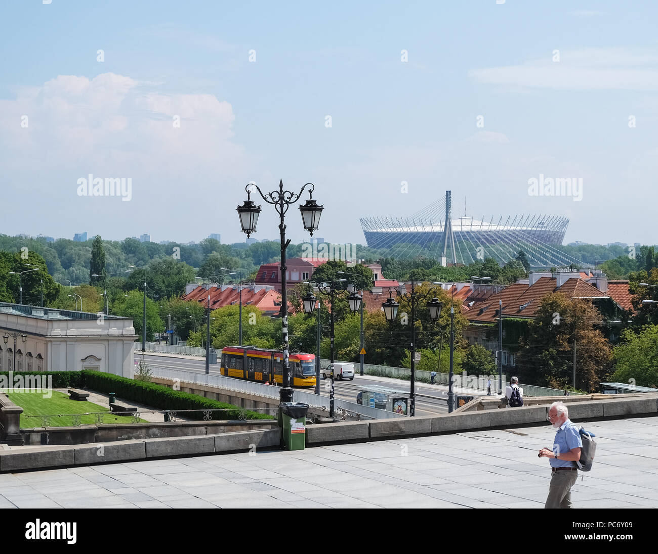 Warschau, Polen - 19. Juli 2018: die Altstadt von Warschau Polen mit Blick auf ein modernes Stadion am Horizont. Stockfoto