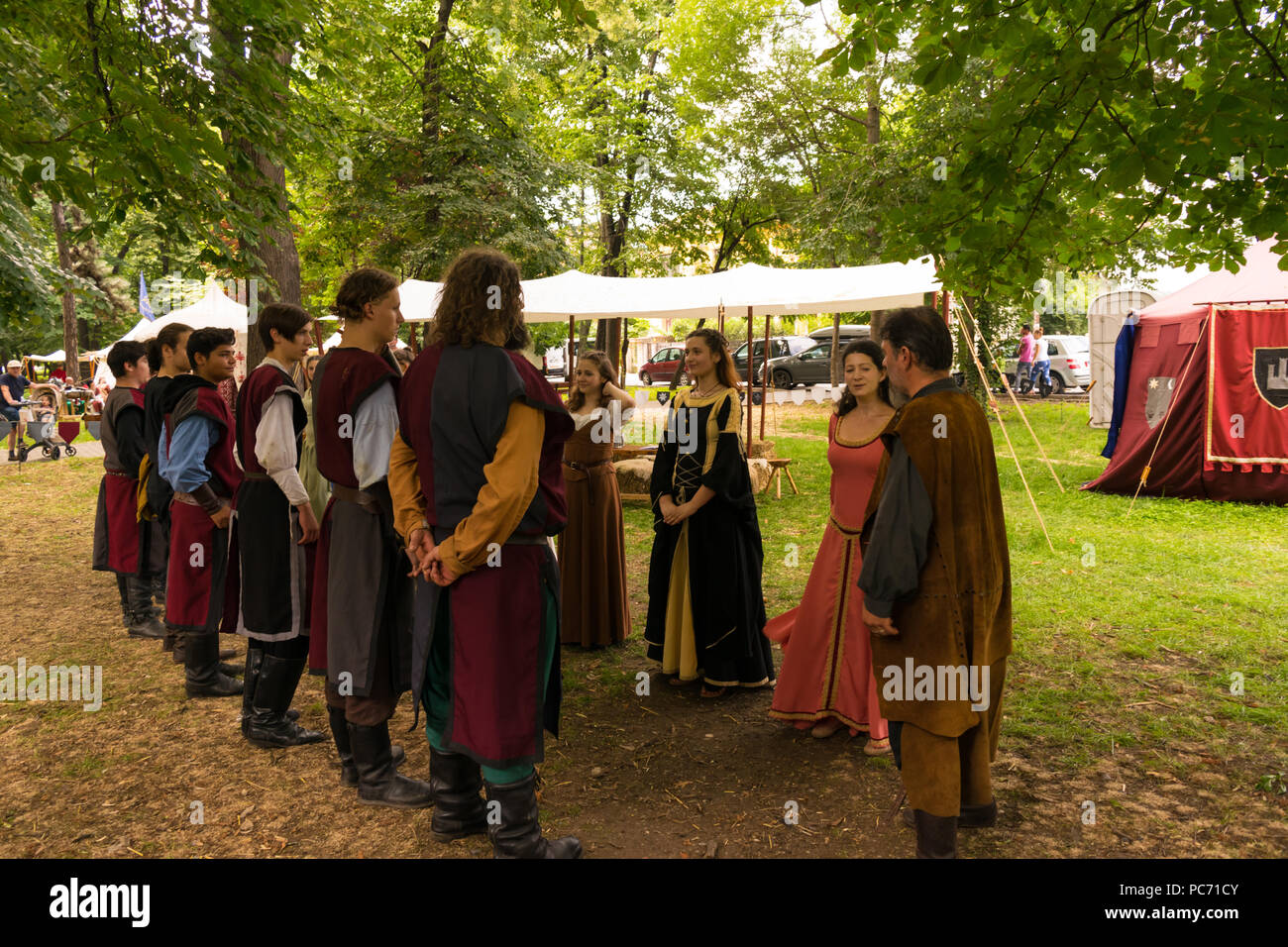 Ploiesti, Rumänien - 14. Juli 2018: Verkleidet Damen und Ritter alte mittelalterliche Tanz in der freien Szene in der mittelalterlichen Festival reproduzieren in Ploies Stockfoto