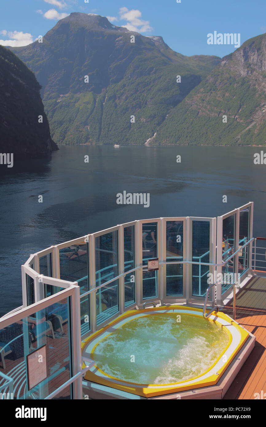 Fjord und Hydromassage Wanne an Deck eines Kreuzfahrtschiffes. Geiranger, Norwegen Stockfoto