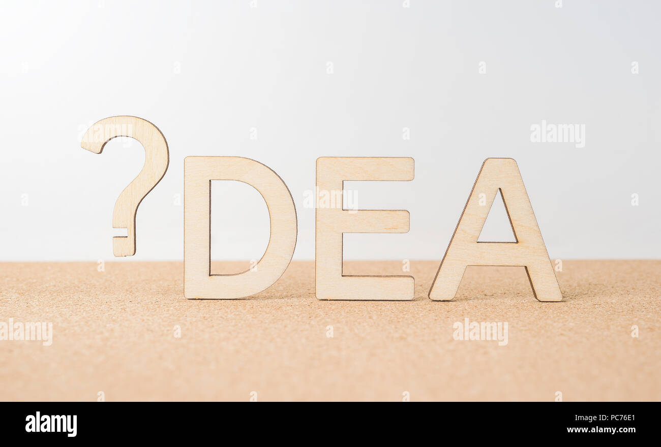 Business- und Designkonzept - Holz- Wort 'Idee' mit Fragezeichen auf Holz- Desktop und weißem Hintergrund Stockfoto