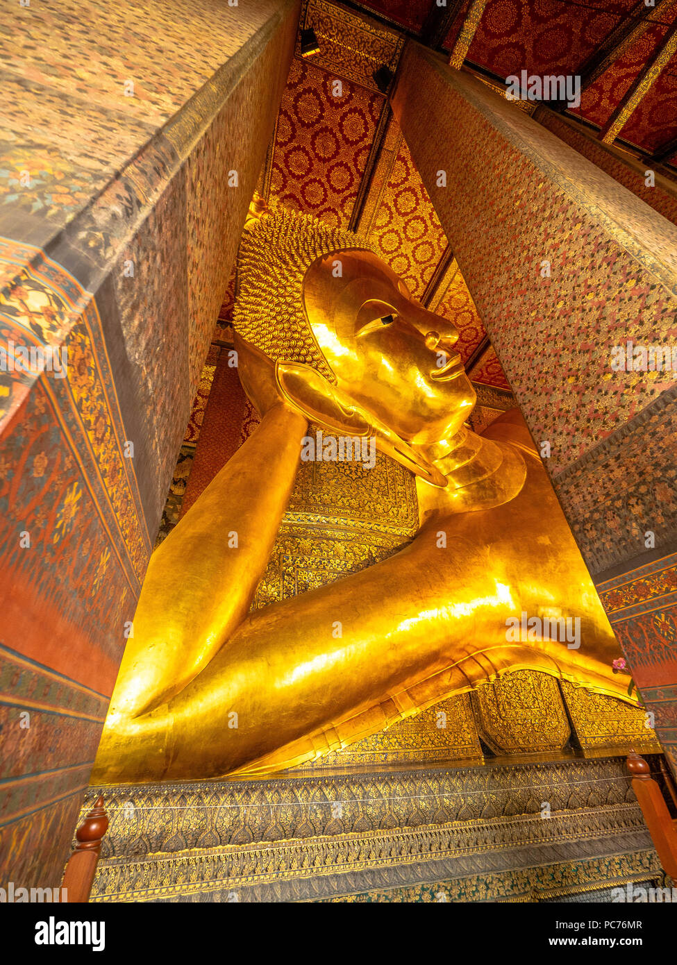 Golden liegenden Buddha im Wat Pho, Bangkok, Thailand Stockfoto