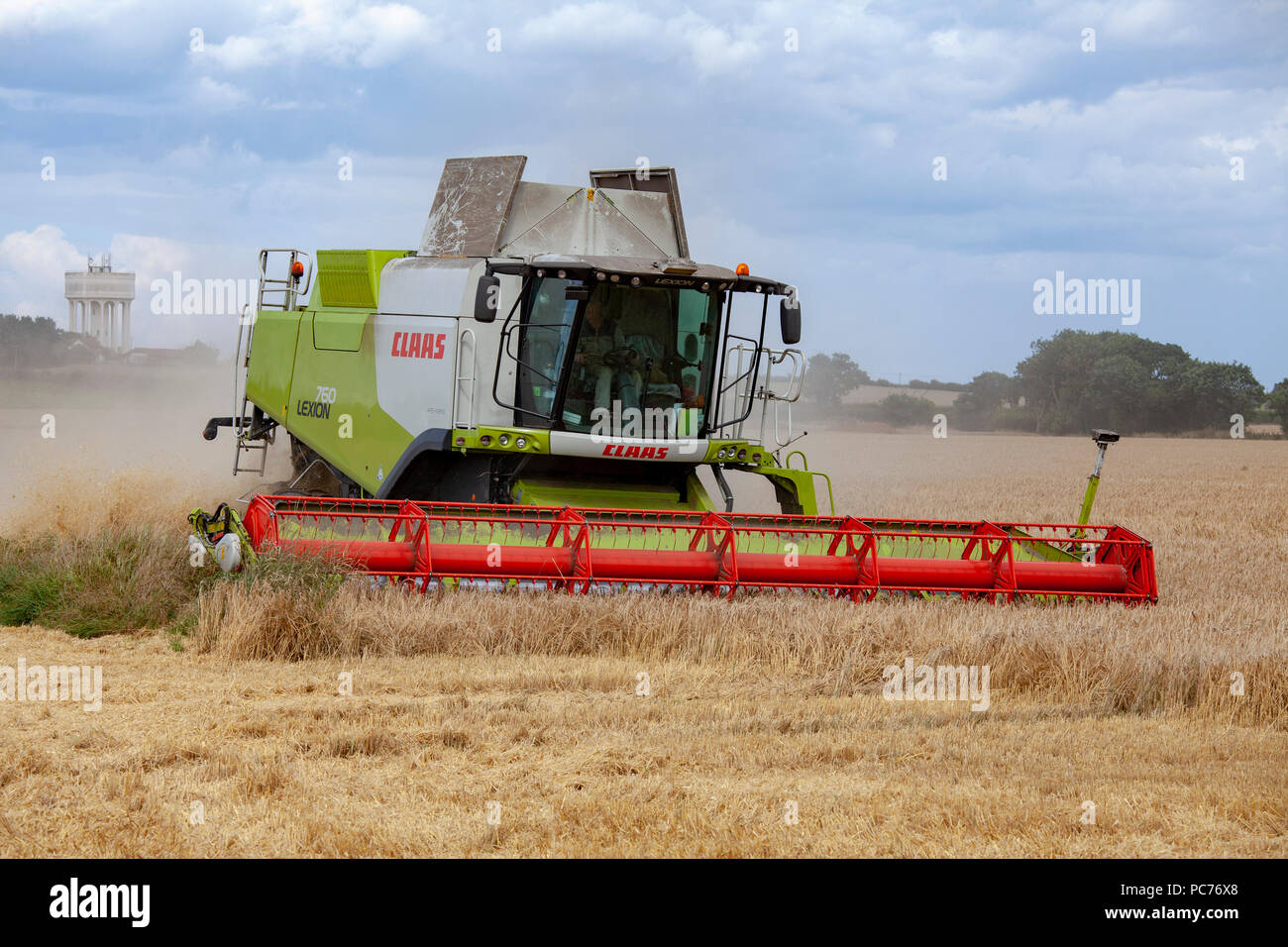 TerraTrac TT Claas Lexion Mähdrescher Ernte von Gerste in Norfolk, Großbritannien. Stockfoto