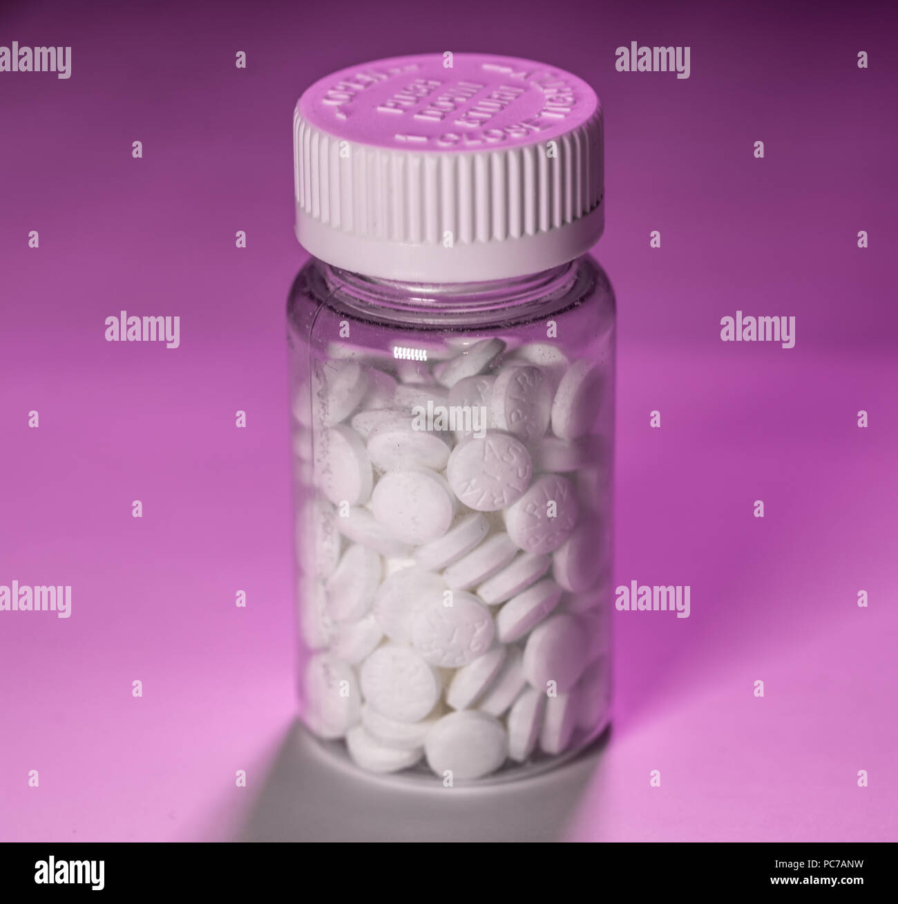 Flasche weißen aspirin Tabletten auf einem rosa Hintergrund Stockfoto