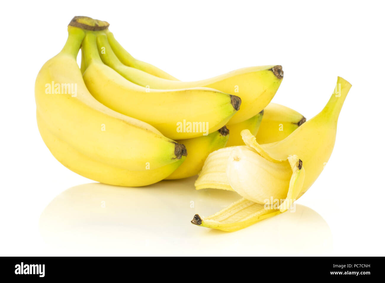 Menge ganze Frische gelbe Banane und eine Banane geöffnet wie ein Flugzeug auf weißem Hintergrund Stockfoto