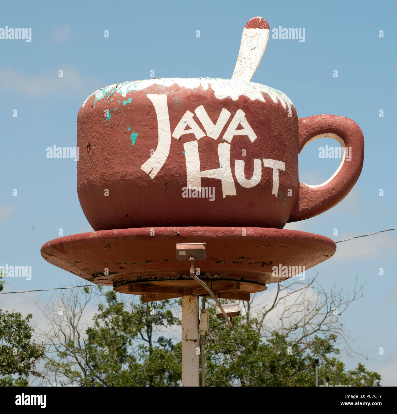 Riesige Kaffeetasse unterzeichnen, in der Nähe von Whitby, TX Stockfoto