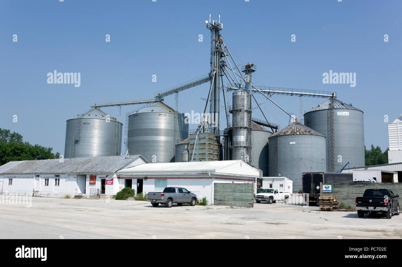 Futtermittel und Getreide Lagerung, Handhabung und Klimaanlage für einen ländlichen Bauernhof kooperative in Whitelaw, Wisconsin. Stockfoto