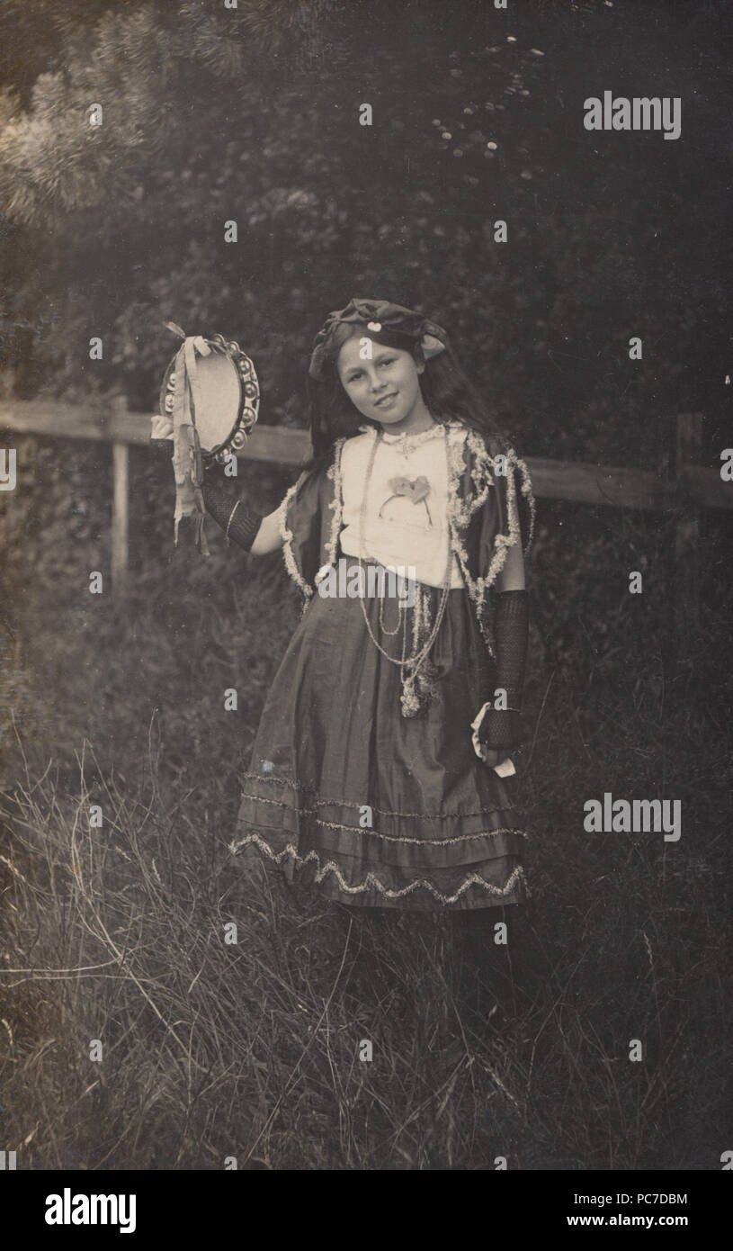 Jahrgang 1912 Foto von einem Mädchen namens wie Nora Squires In theatralischen Kostüm Holding ein Tamburin gekleidet Stockfoto