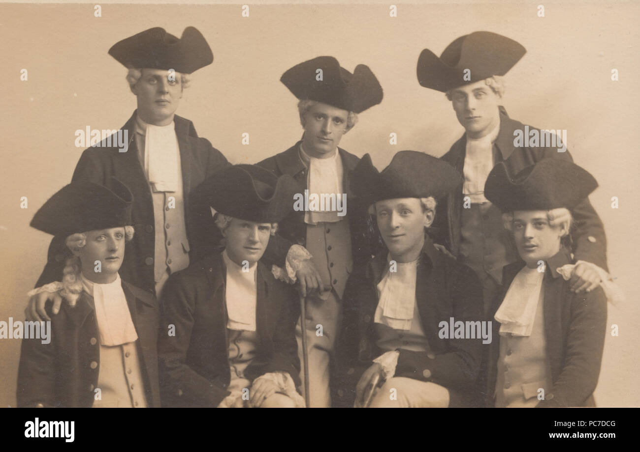 Jahrgang 1920 Foto von einer Gruppe von Mann verkleidet als Jäger Stockfoto