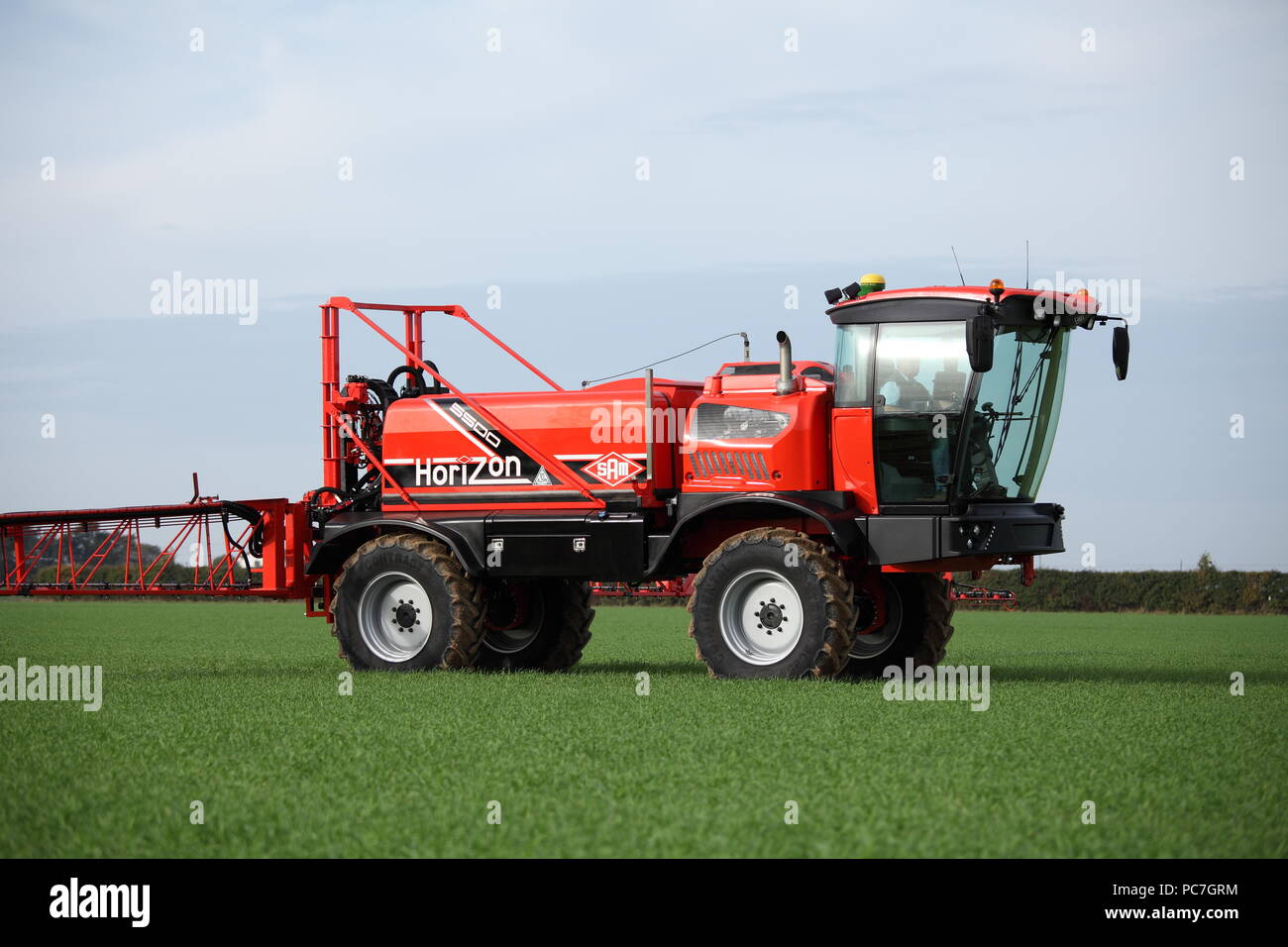A SAM - Sands Agricultural Machinery - Selbstfahrende Feldspritze. Hier gesehen Dünger / Dünger auf eine junge Ernte in Großbritannien auftragen. Stockfoto