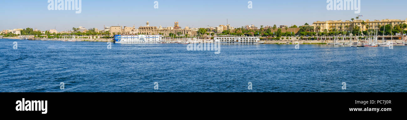 Panorama der touristische Kreuzfahrtschiffe vor der Tempel von Luxor am Nil, Ägypten, Afrika Stockfoto