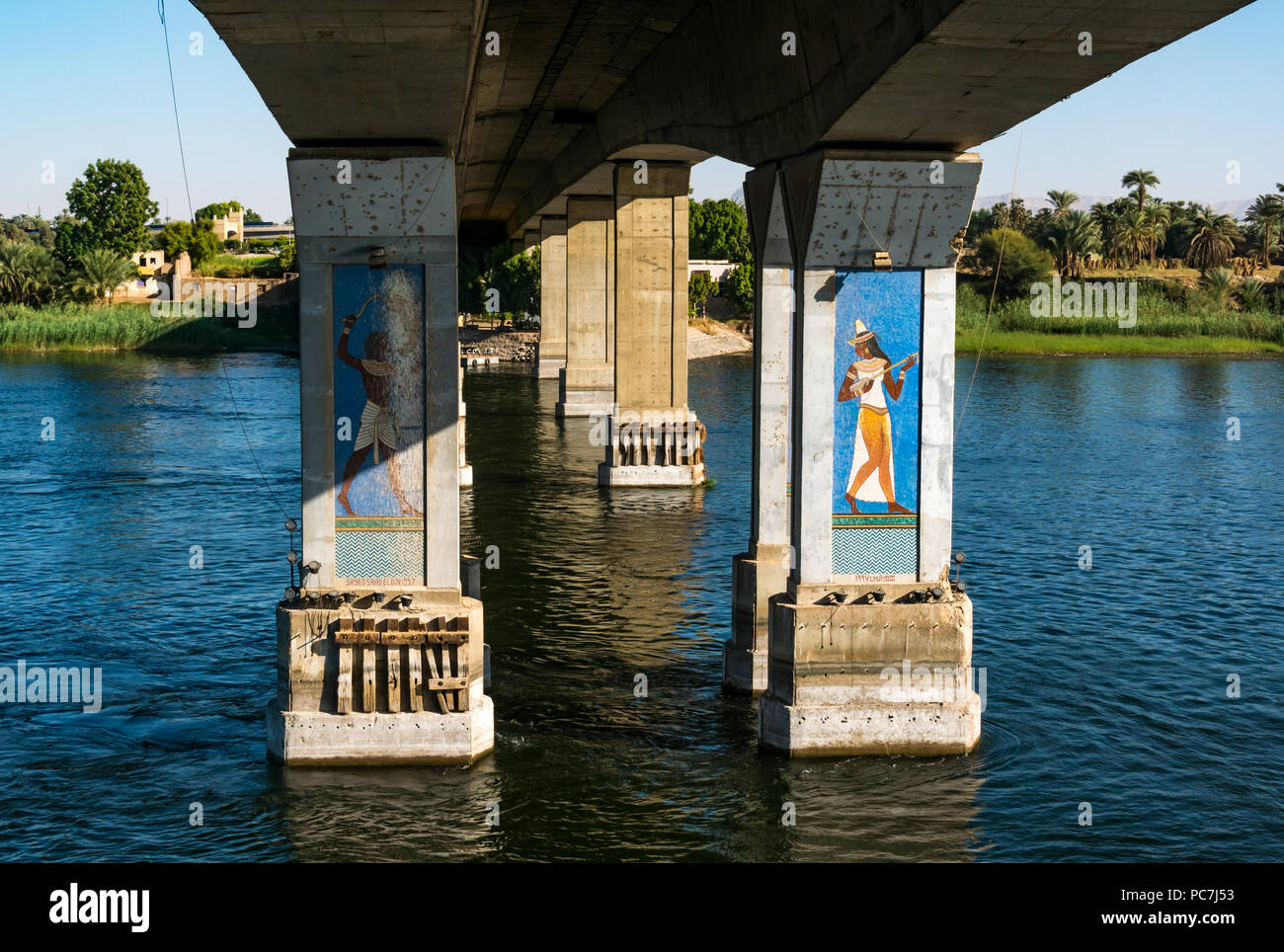 Bunte Pylonen unter Luxor Brücke mit Säulen dekoriert mit Mosaikfliesen im Pharaonischen Stil, Luxor, Ägypten, Afrika Stockfoto