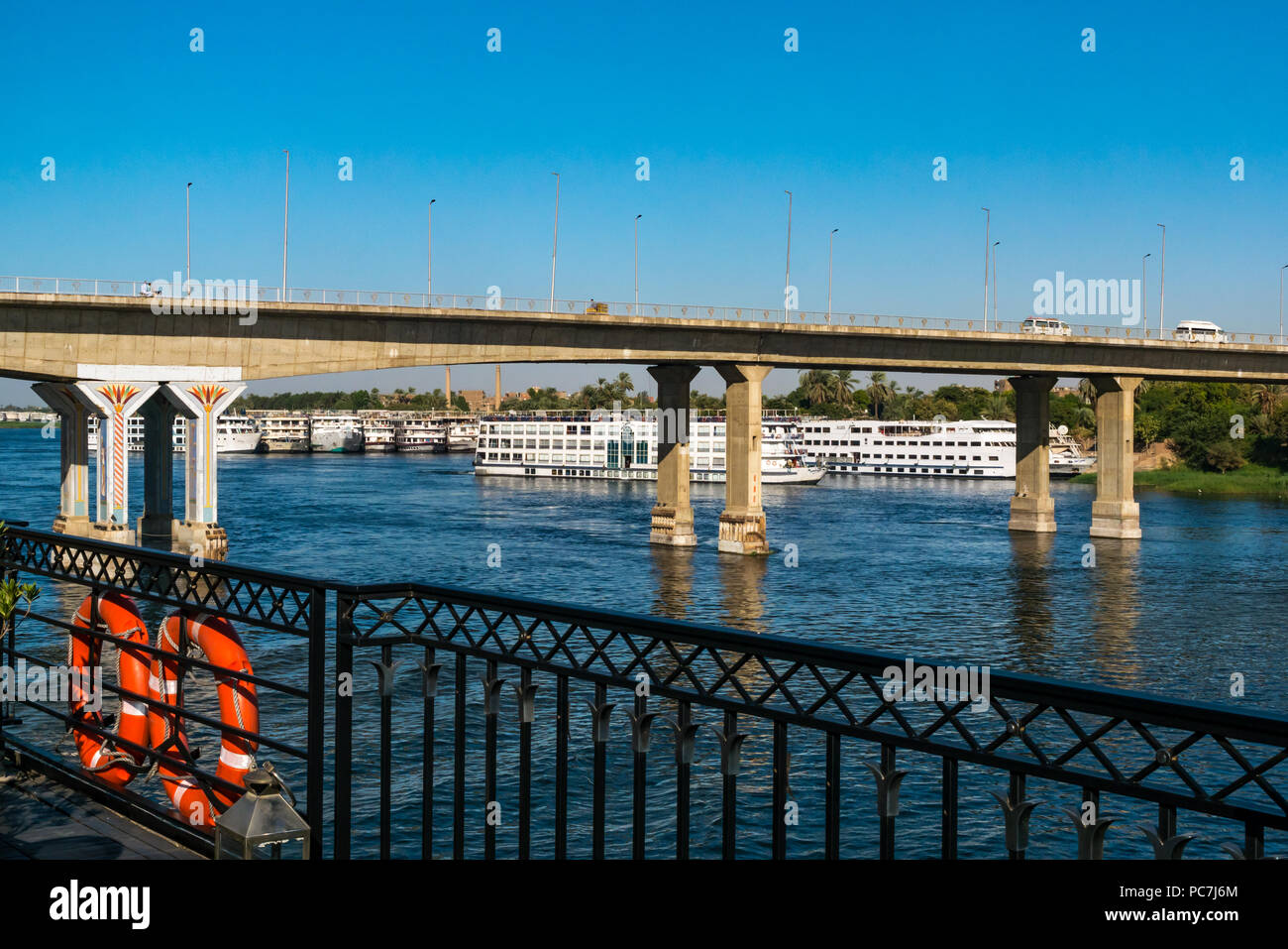 Ausblick vom Sonnendeck der MS Mayfair Kreuzfahrtschiff von Säulen mit Mosaikfliesen im Pharaonischen Stil dekoriert, Luxor, Nil, Ägypten, Afrika Stockfoto