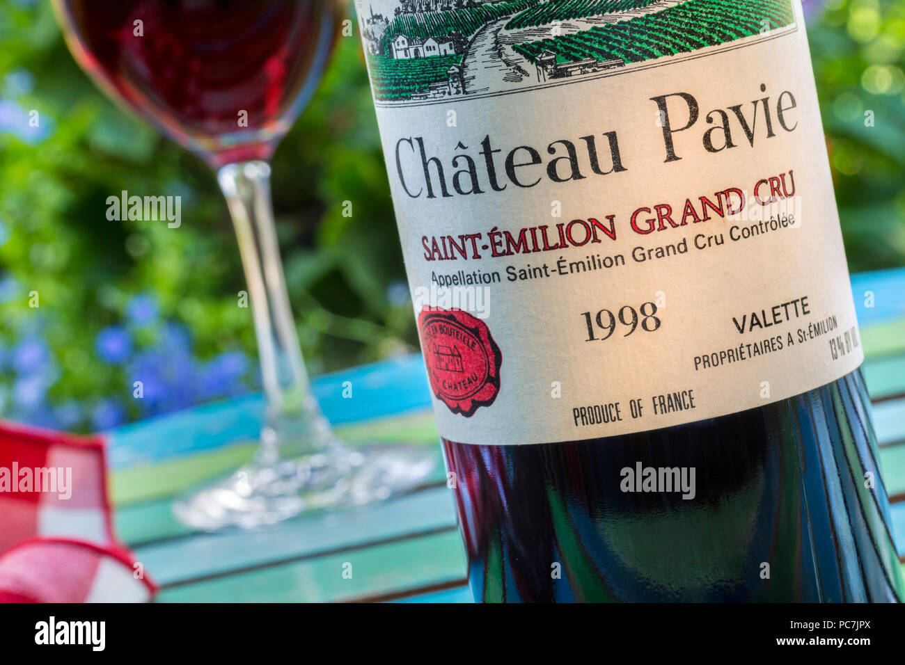Chateau Pavie 1998 SAINT ÉMILION Flasche und Glas Grand Cru St-Emilion Bordeaux französischer Wein Weinprobe Situation im Freien auf der Gartenterrasse Tabelle Stockfoto
