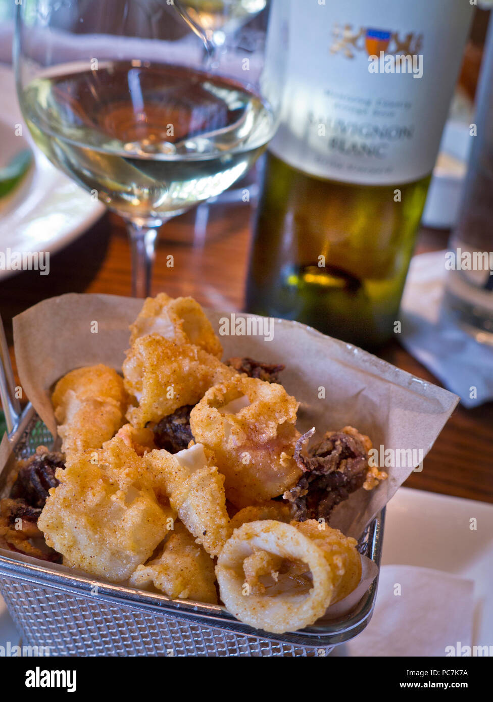 Frittierte calamari Squid tapas Korb mit Glas Weißwein trocken Californa Bernardus Sauvignon Blanc in renommierten Rio Grill Restaurant Carmel, Kalifornien, USA Stockfoto