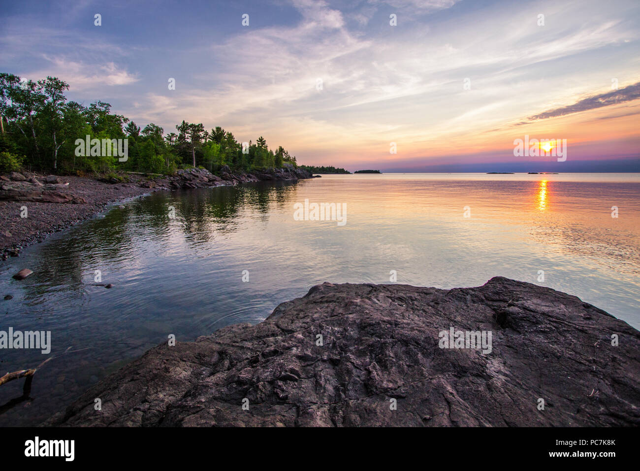 Sommer Sonnenuntergang am See. Schönen Sonnenuntergang über dem Horizont des Lake Superior am Copper Harbor in der Oberen Halbinsel von Michigan. Stockfoto