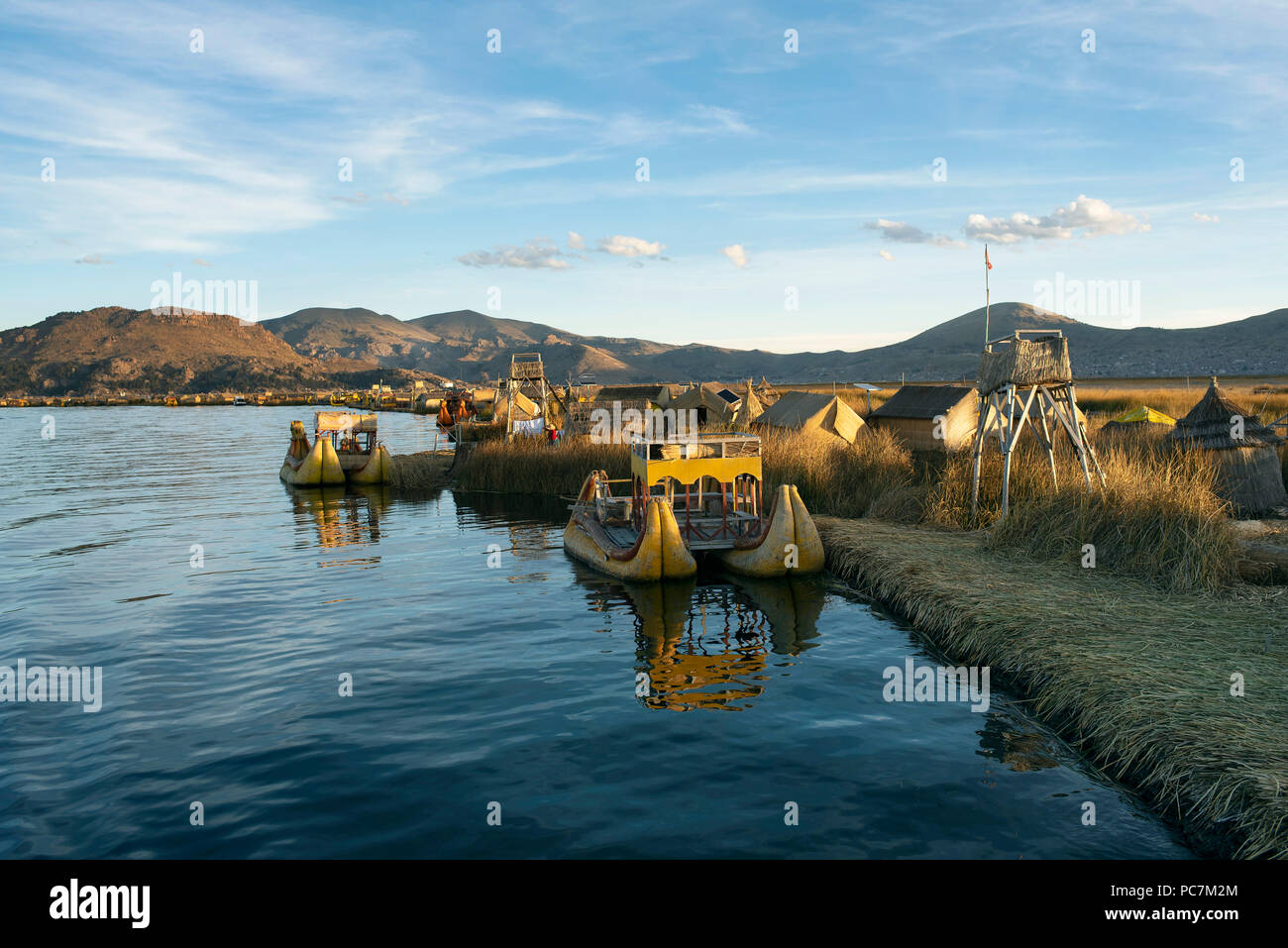Totora reed Boote durch die Reed Insel: "Tata Inti Santiago' - es gibt über 63 Künstliche Inseln schwimmend auf dem Titicacasee. Las Islas Flotantes, Peru Stockfoto