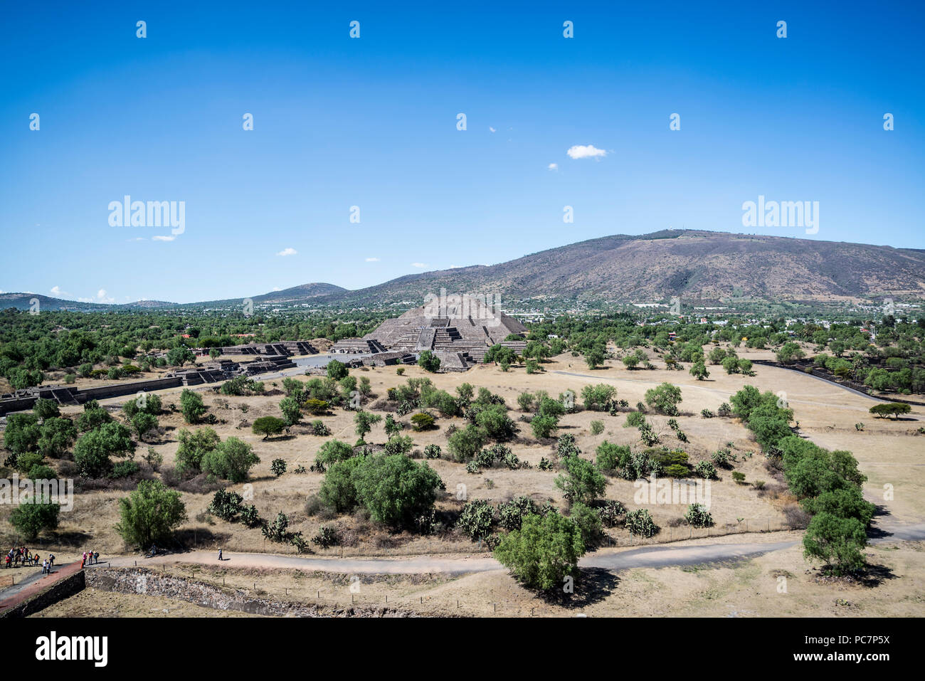 Blick auf die Pyramide des Mondes aus der Pyramide der Sonne, Teotihuacan, ehemaliger präkolumbischen Stadt und eine archäologische Komplex im Nordosten von Mexiko Stockfoto