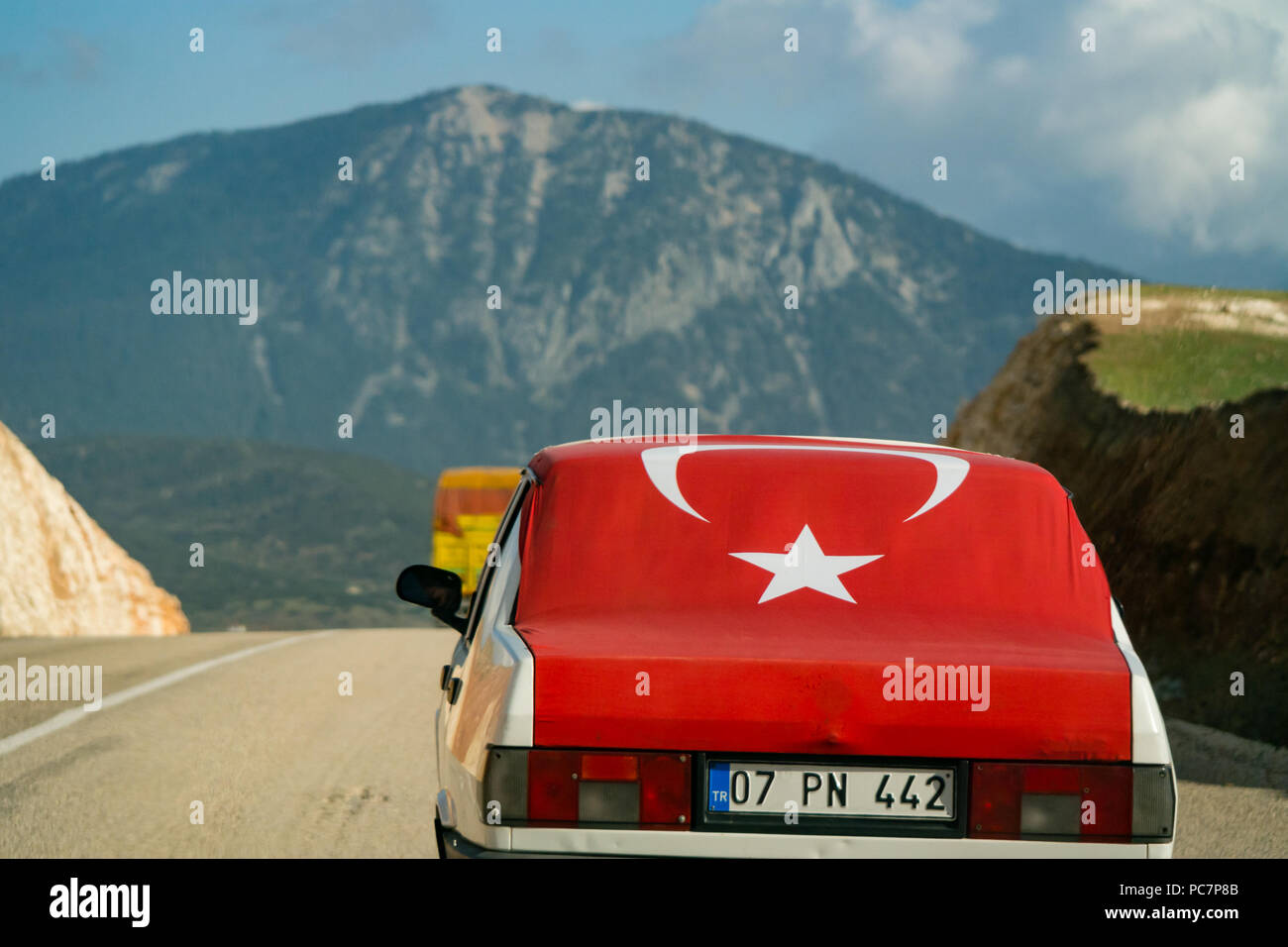 Eine gemeinsame Sicht von einem patriotischen Autobesitzer ihre Fahrzeuge verzieren mit einem großen türkischen Flagge. Stockfoto