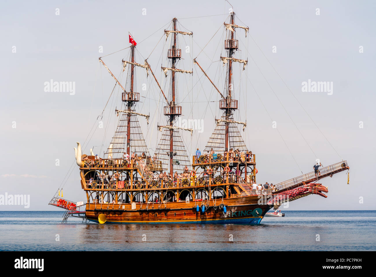 Urlauber und Partygänger Sightseeing und Spaß auf große Reproduktion Piratenschiff. Stockfoto